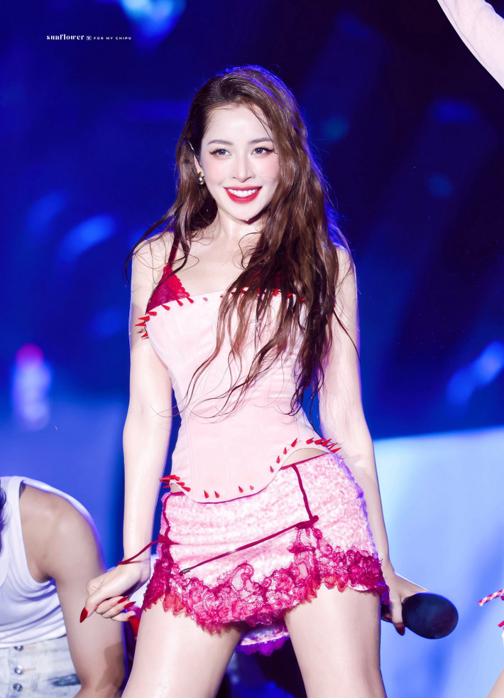 Nữ diễn viên sinh năm 1993 diện áo corset kết hợp cùng váy ngắn tông hồng. Ảnh: FB Chi Pu.