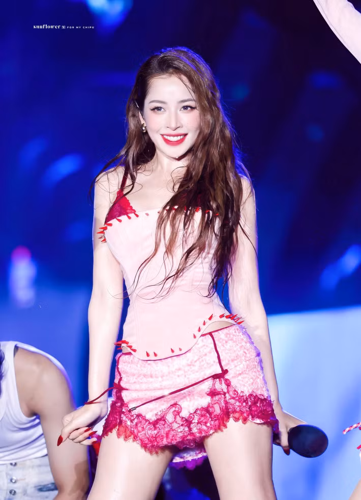 Nữ diễn viên sinh năm 1993 diện áo corset kết hợp cùng váy ngắn tông hồng. Ảnh: FB Chi Pu.