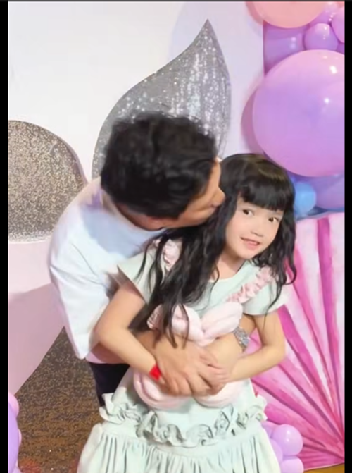 Trường Giang liên tục cưng nựng con gái đầu lòng trong tiệc sinh nhật.