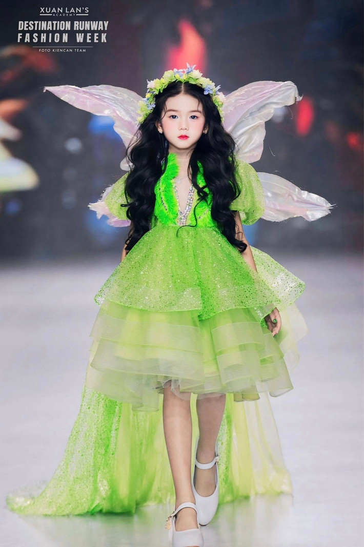 "Con vẫn đang trong quá trình rèn luyện về kỹ năng catwalk, đàn, hát. Nếu có sơ suất gì mong cô chú đóng góp ý kiến để con có cơ hội phát triển tốt hơn ạ", Khánh Đơn bày tỏ. Ảnh: FB Đồng Đồng.