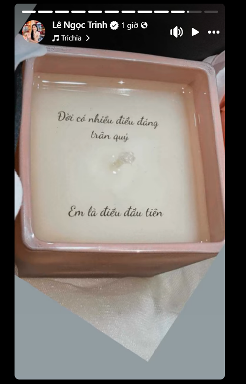 Đón tuổi mới, Ngọc Trinh nhận được nhiều món quà. Ảnh: FB Ngọc Trinh.