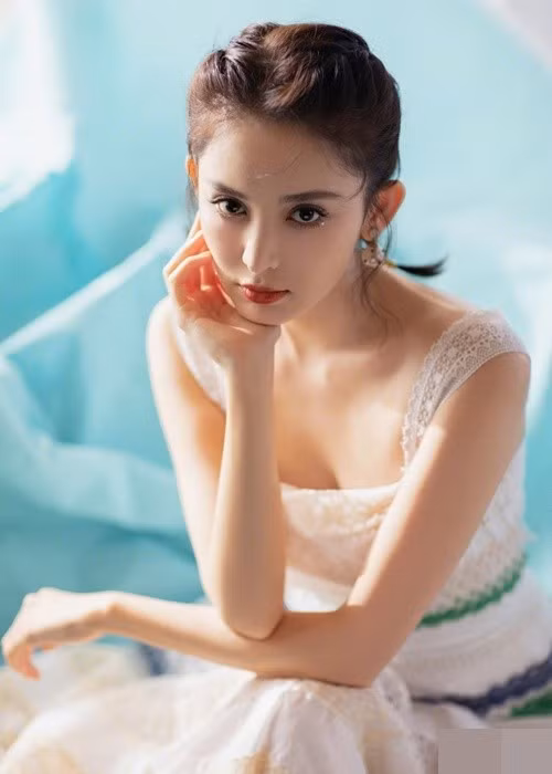 Không theo đuổi hình ảnh gợi cảm quá đà, Cổ Lực Na Trát thường được khen ngợi bởi thần thái thanh tao, toát lên vẻ đẹp 'thoát tục' trong những bộ trang phục đơn giản. Ảnh: Vietnamnet.