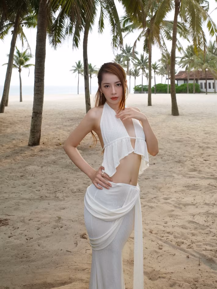 Các trang phục đi biển của cô thoát khỏi những mẫu bikini truyền thống, hướng tới sự phá cách hơn.