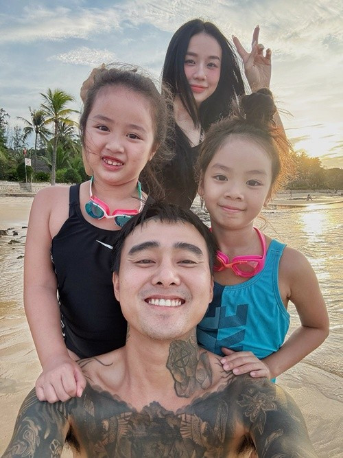Đạt G luôn yêu thương hai con gái riêng của Bảo Ngọc. Ảnh: FB Bảo Ngọc.