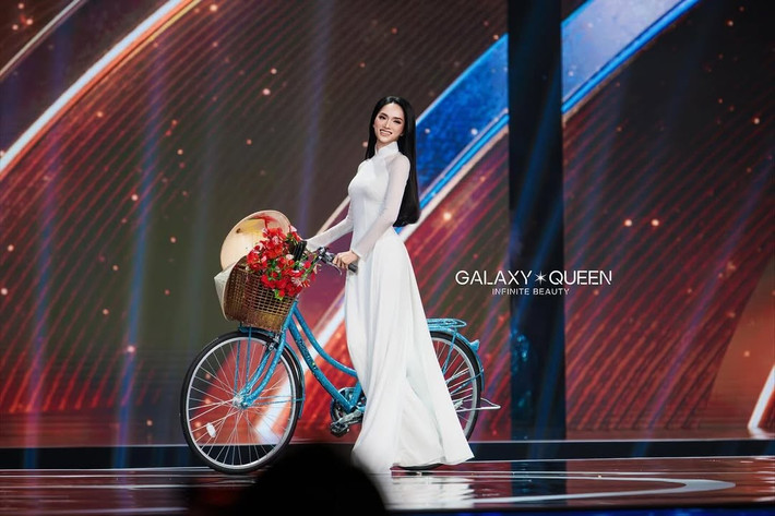 Nhà thiết kế Ngô Mạnh Đông Đông chia sẻ trên Vietnamnet chiếc xe đạp được trang trí bằng khoảng 300 nghìn viên đá pha lê lấp lánh. Chi phí nguyên liệu đá chỉ riêng phần này đã rơi vào khoảng 1,5 tỷ đồng. Ảnh: Galaxy Queen.