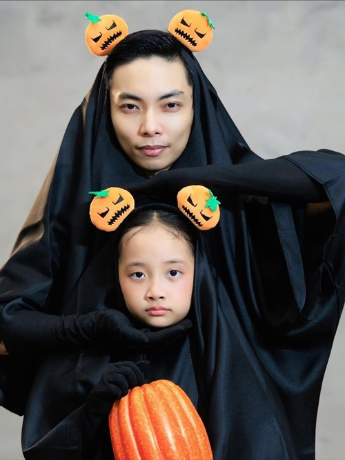 Bé Anna - con gái thứ hai của Khánh Thi - Phan Hiển cùng bố hóa trang thành Vô diện- một nhân vật trong bộ phim hoạt hình nổi tiếng Nhật Bản Spirited Away (Vùng đất linh hồn). Ảnh: Instagram Khánh Thi Phan Hiển.