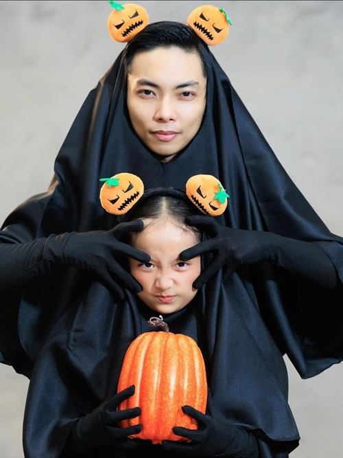 Phan Hiển sử dụng các mô hình quả bí ngô tạo không khí Halloween. Ảnh: Instagram Khánh Thi Phan Hiển.