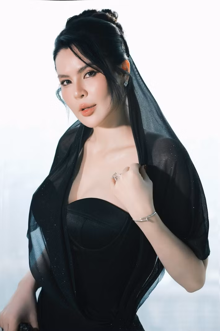 Trong những hình ảnh đời thường được chia sẻ, nữ doanh nhân toát lên vẻ viên mãn, hạnh phúc khi tận hưởng vai trò làm mẹ. Ảnh: FB Phương Lê.