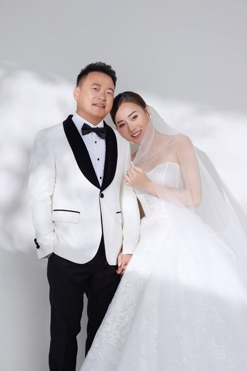 Shark Bình rất chiều chuộng Phương Oanh. Tháng 2/2024, nữ diễn viên khoe được chồng bí mật tặng bộ trang sức kim cương. Ảnh: FB Phương Oanh.