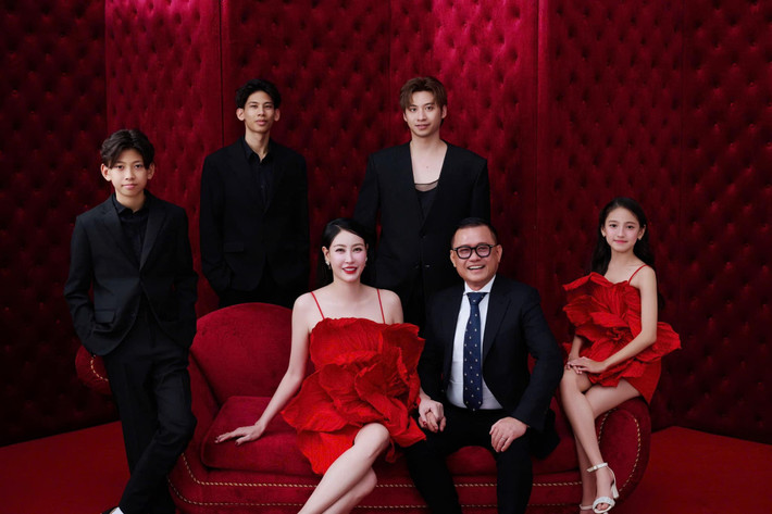 Huỳnh Nhật Minh sở hữu ngoại hình điển trai, cao trên 1m80 và hiện theo đuổi công việc kinh doanh. Hoa hậu Hà Kiều Anh coi Nhật Minh như con ruột. Nàng hậu từng chia sẻ: “Happy birthday anh cả của gia đình. Mình có 4 đứa con đáng yêu quá xá”.