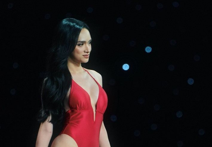 Tối ngày 19/11, tại Thái Lan, Hương Giang cùng hơn 100 thí sinh của cuộc thi Miss Universe bước vào bán kết. Đại diện Việt Nam gợi cảm với bikini một mảnh tông đỏ trong phần thi trang phục áo tắm. Ảnh: Miss Universe Thailand.