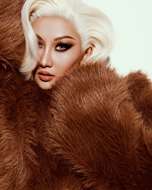 Trong bộ ảnh mới, Hoa hậu Quế Anh diện áo khoác dáng ngắn, phom rộng, để lộ vòng eo thon gọn, kết hợp cùng quần short cạp cao tông nâu nhấn bằng thắt lưng bản lớn, tạo cảm giác vừa gợi cảm vừa mạnh mẽ.