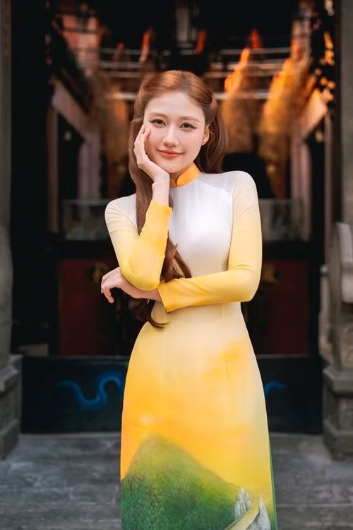 Uyển Ân có sự nghiệp diễn xuất ngày càng thăng hoa. Cô đóng nhiều phim: Nhà bà Nữ, Mai, Cái giá của hạnh phúc, Chị ngã em nâng. Gần đây, Uyển Ân cùng các diễn viên giới thiệu Nhà mình đi thôi - phim dự kiến ra rạp vào mùng 10 Tết (26/2/2026). Ảnh: FB Uyển Ân.