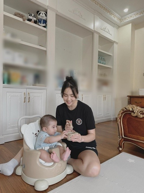 Sau khi chào đón con trai đầu lòng gia nhập tổ ấm, Mai Ngọc cũng có nhiều thay đổi trong cuộc sống. Thay vì lịch trình công việc dày đặc như trước, nữ MC dành nhiều thời gian hơn cho gia đình và việc chăm sóc con nhỏ.