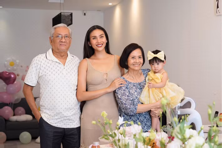 Nữ người mẫu còn nhắn nhủ ái nữ: "Chúc con luôn khỏe mạnh để tự tin bước đi trên con đường của mình. Chúc con luôn giữ được nụ cười hồn nhiên, ánh mắt trong sáng và tâm hồn nhân hậu".