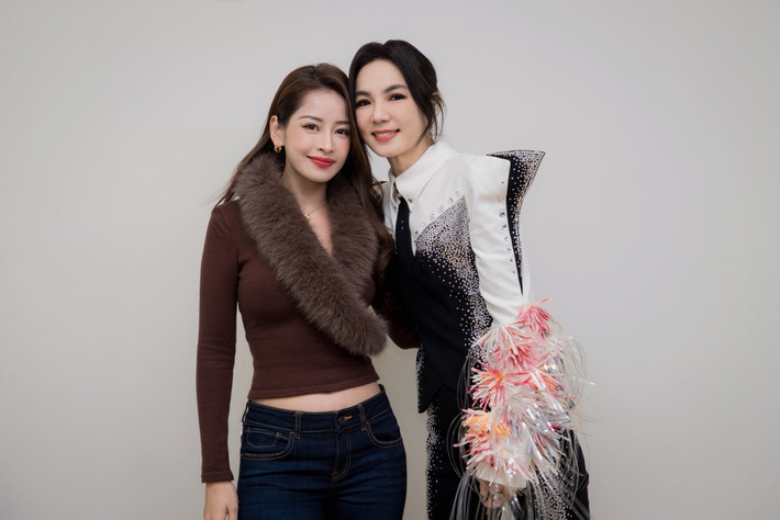 Chi Pu (trái) vừa gặp lại Ella khi đến xem show diễn của đàn chị. Nhanh chóng, khoảnh khắc hội ngộ của hai mỹ nhân gây chú ý. Ảnh: FB Chi Pu.