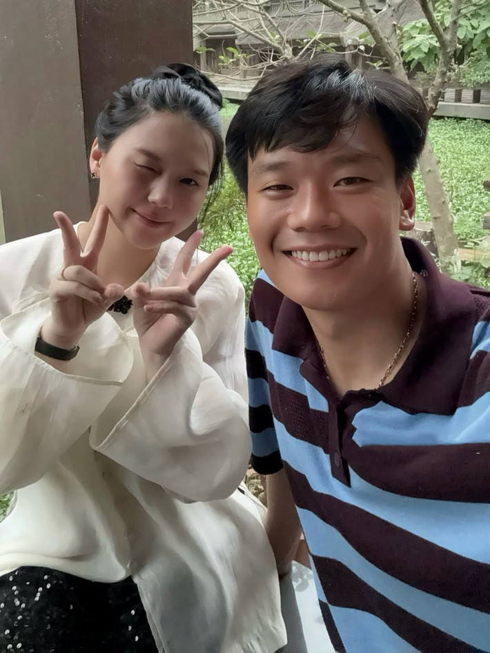 Trên trang cá nhân, Nguyễn Thành Chung vừa đăng tải hình ảnh bên vợ – Ngô Tố Uyên – trong chuyến nghỉ dưỡng sau khi cả hai đón con thứ hai. Tố Uyên chia sẻ: “Vừa ra cữ, hai vợ chồng xuống Ninh Bình nghỉ ngơi, khởi động nhẹ bằng một ly matcha latte ngon nhất cuộc đời, chồng chụp cho tôi hơn 200 bức ảnh mang về”.