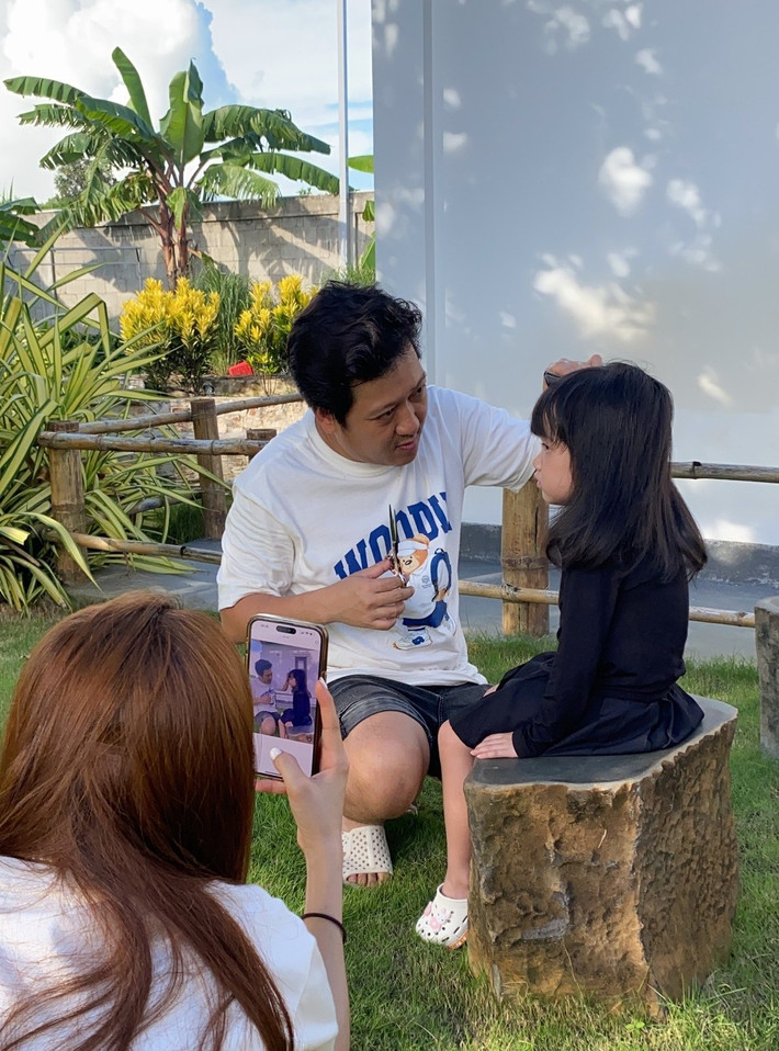 Nam diễn viên hài hước chia sẻ khi khoe khoảnh khắc cắt tóc cho bé Destiny: "Nhà tôi ba đời đều đi hớt tóc ngoài tiệm, đến đời tôi toàn hớt tóc dạo". Ảnh: FB Trường Giang.