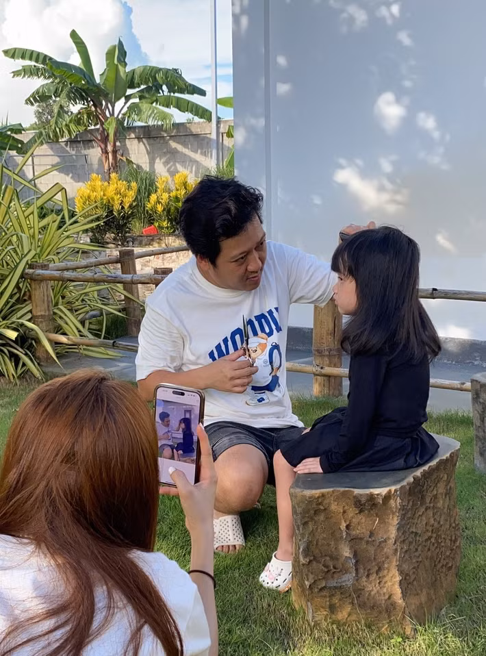 Nam diễn viên hài hước chia sẻ khi khoe khoảnh khắc cắt tóc cho bé Destiny: "Nhà tôi ba đời đều đi hớt tóc ngoài tiệm, đến đời tôi toàn hớt tóc dạo". Ảnh: FB Trường Giang.