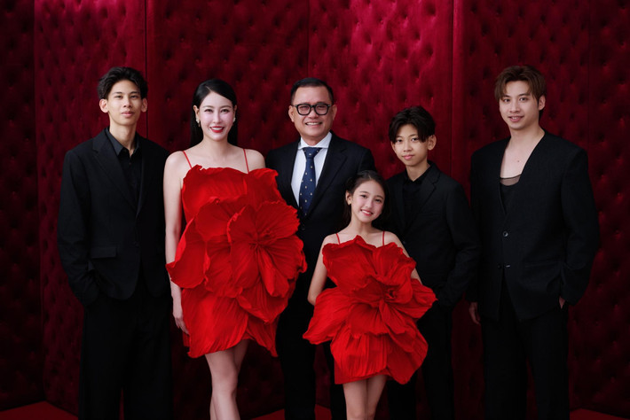 Theo Vietnamnet, doanh nhân Huỳnh Trung Nam có một cậu con trai riêng tên Huỳnh Nhật Minh. Sau khi kết hôn với Hoa hậu Hà Kiều Anh, gia đình nam doanh nhân đón thêm 3 người con: Vương Khang, Vương Khôi và Vivian.