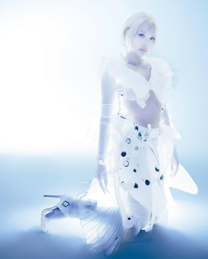 Trên trang Instagram cá nhân, ca sĩ, diễn viên Minh Hằng khoe bộ ảnh mới. Cô diện trang phục gợi cảm, hóa nàng tiên bướm. Ảnh: Instagram Minh Hằng.