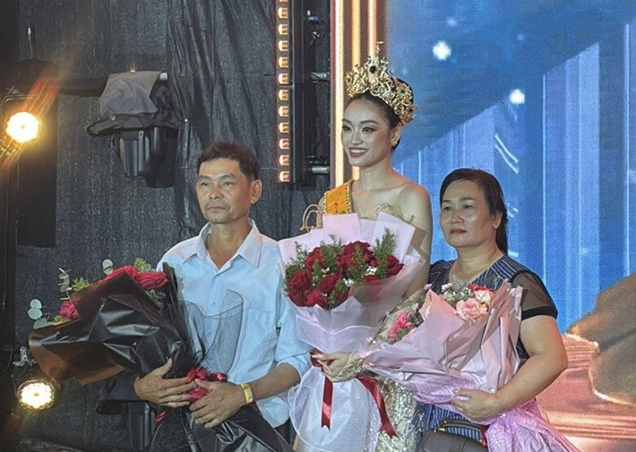 Trong đêm chung kết Miss Grand Vietnam 2025- Hoa hậu Hòa bình Việt Nam 2025, Yến Nhi chụp ảnh cùng bố mẹ sau khi đăng quang. Ảnh: Đời Sống Gia Đình.