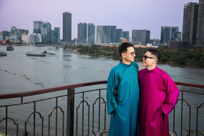 Trong những dịp mang tính cá nhân như sinh nhật hay kỷ niệm ngày cưới, cặp đôi thường dành cho nhau những hành động giản dị nhưng ấm áp. Sơn Đoàn vào bếp nấu ăn, mời bạn bè thân thiết cùng chung vui, còn vào mỗi dịp kỷ niệm, cả hai đều duy trì thói quen mua hoa tặng nhau như một cách giữ lửa hạnh phúc.