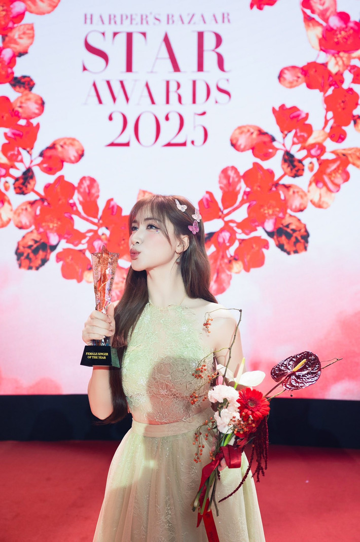 Cô còn nhận giải Nữ ca sĩ của năm - Hạng mục Dân gian đương đại tại Harper's Bazaar Star Awards 2025.