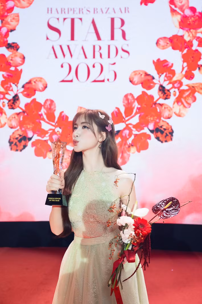 Cô còn nhận giải Nữ ca sĩ của năm - Hạng mục Dân gian đương đại tại Harper's Bazaar Star Awards 2025.