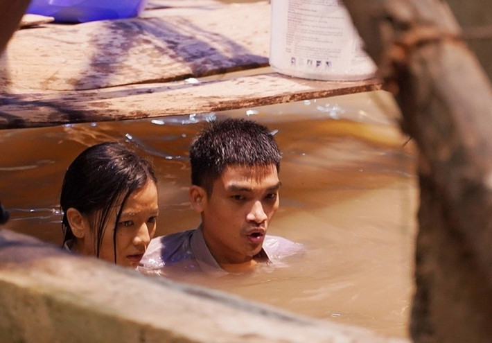 Theo Thế Giới Điện Ảnh, trong một cảnh quay phim Lật mặt: 48h, Hạ Anh cùng Mạc Văn Khoa, Võ Thanh Tâm, Ốc Thanh Vân và bé Thy phải ngâm mình dưới làn nước lạnh 23 độ C liên tục từ 3 giờ đêm tới tận sáng. Ảnh: Thế Giới Điện Ảnh.