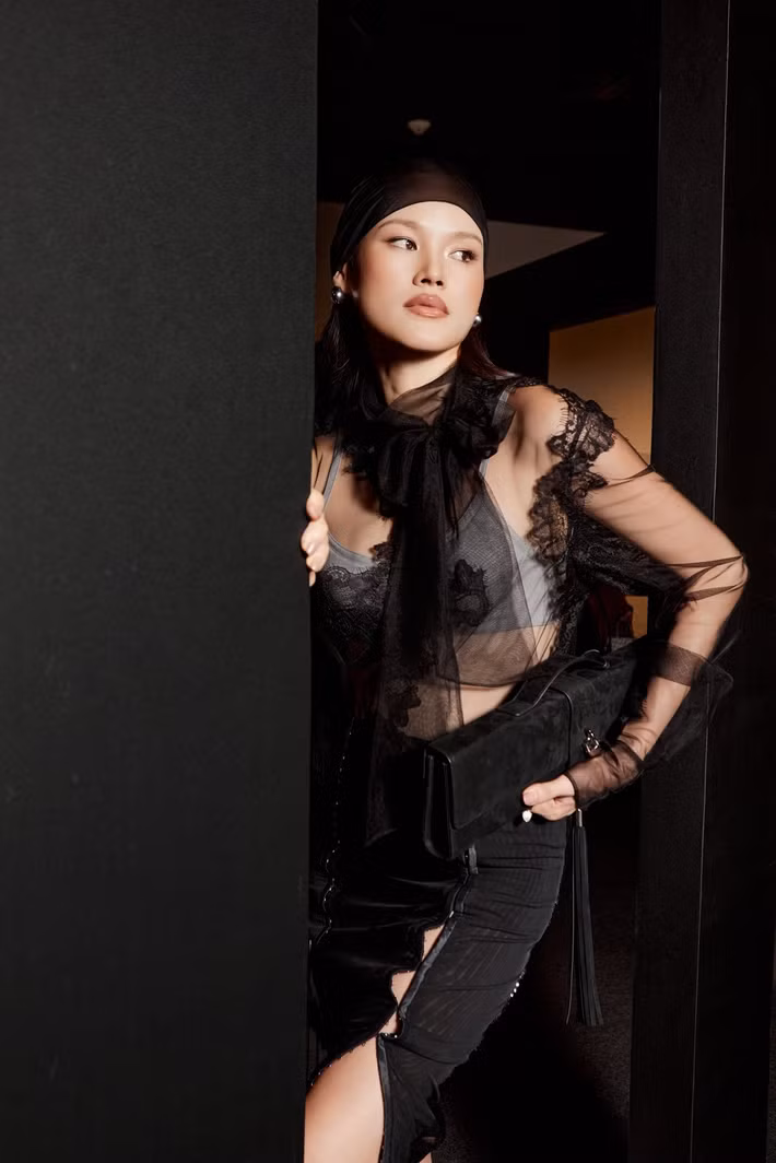 Tuyết Lan quay lại công việc tương đối sớm sau sinh nở. Cô cho rằng đi làm không khiến cô bớt yêu con và làm mẹ cũng không khiến cô từ bỏ đam mê. "Ngược lại, chính việc có con giúp tôi mạnh mẽ hơn và biết sắp xếp cuộc sống tốt hơn", Tuyết Lan trải lòng.