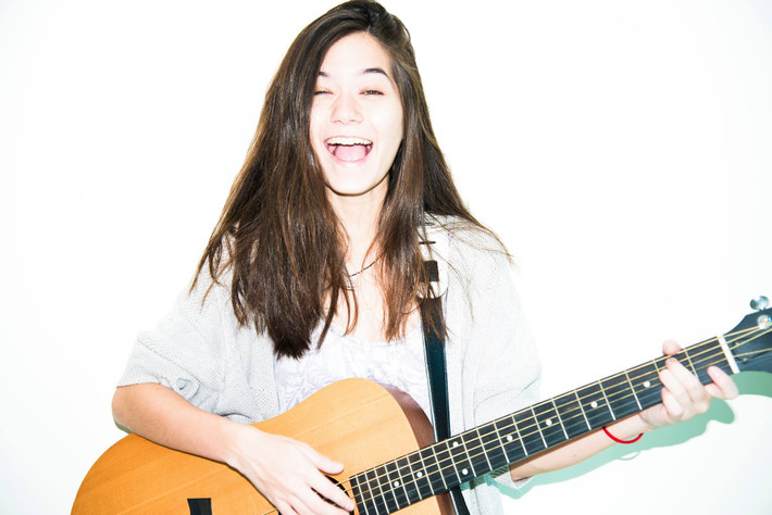 Theo Her World, Violette bắt đầu viết nhạc vào năm 14 tuổi khi thần tượng nữ ca sĩ kiêm nhạc sĩ nổi tiếng Taylor Swift.