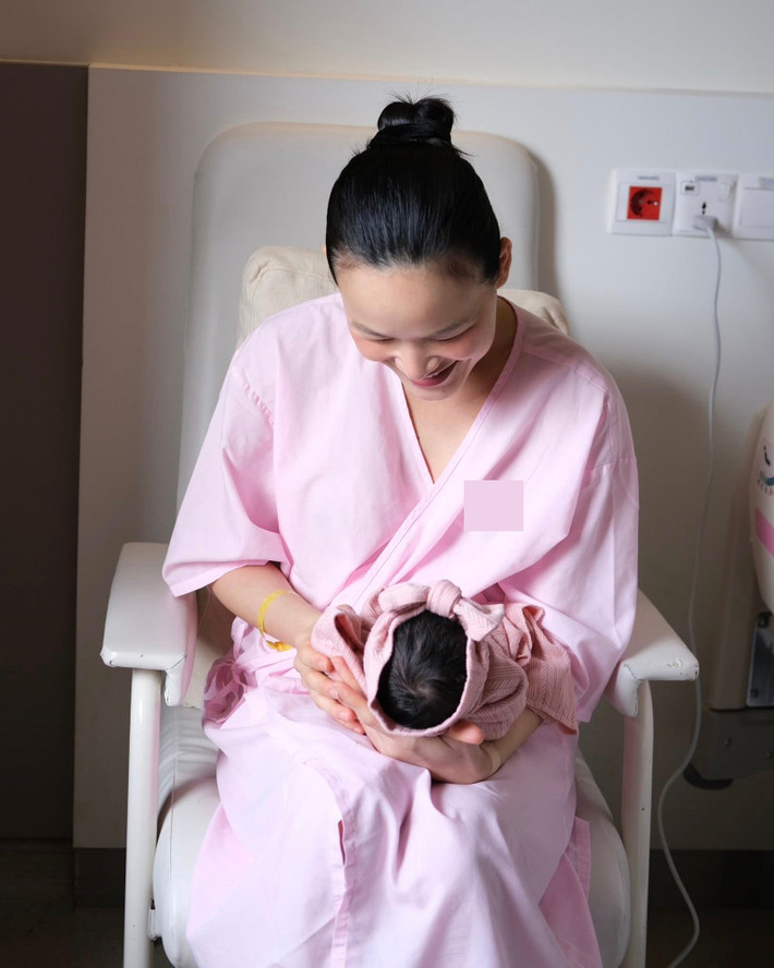 "Chào con yêu đến với thế giới này", nữ người mẫu tâm sự. Ảnh: FB Tuyết Lan.