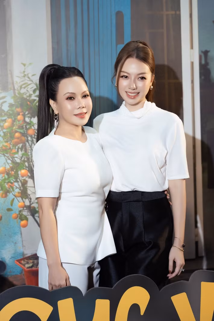 Nghệ sĩ Việt Hương cho biết sẽ tặng Băng Di và bạn trai cặp nhẫn kim cương xem như món quà chúc phúc từ vợ chồng Việt Hương. Chính Việt Hương là người động viên Băng Di sớm kết hôn. Ảnh: FB Băng Di.