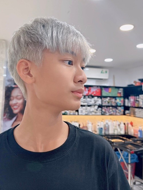 Con trai Lệ Quyên nhuộm tóc màu cá tính. Ảnh: FB Lệ Quyên.