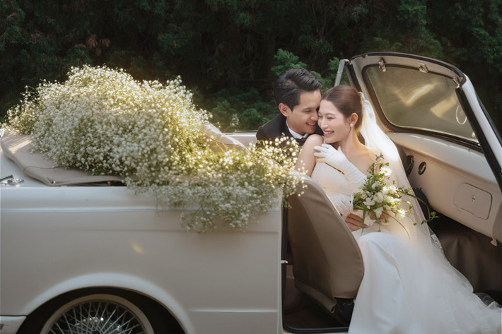 Theo Harper’s Bazaar Vietnam, bộ ảnh được thực hiện trong thời điểm Đà Lạt liên tục mưa do ảnh hưởng của bão. Nhiều ngày liền ê-kíp phải hoãn kế hoạch vì thời tiết xấu, nhưng đến khi cặp đôi bước ra ngoại cảnh, trời lại bất ngờ hửng nắng.