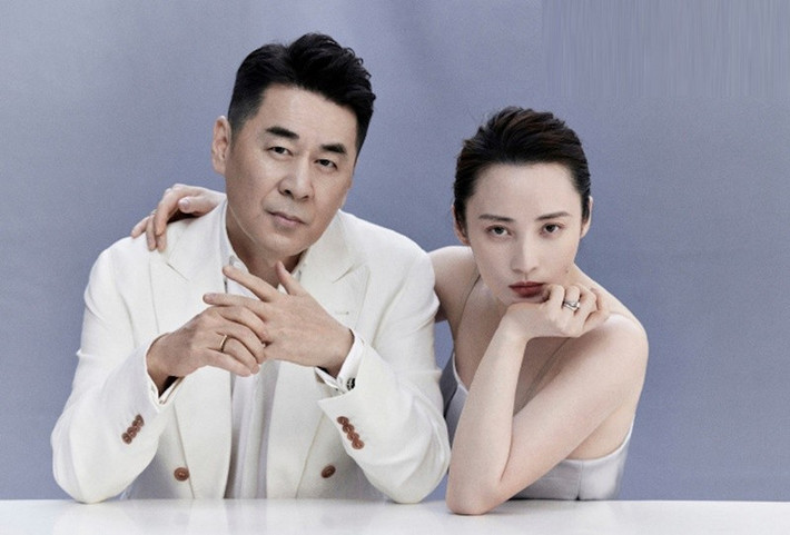 Theo Vietnamnet, năm 2006, Tưởng Cần Cần bất ngờ tuyên bố kết hôn với Trần Kiến Bân. Từ khi kết hôn, Tưởng Cần Cần giảm thiểu các hoạt động trong làng giải trí, tập trung chăm sóc gia đình và sinh hai người con trai. Ảnh: Vietnamnet.