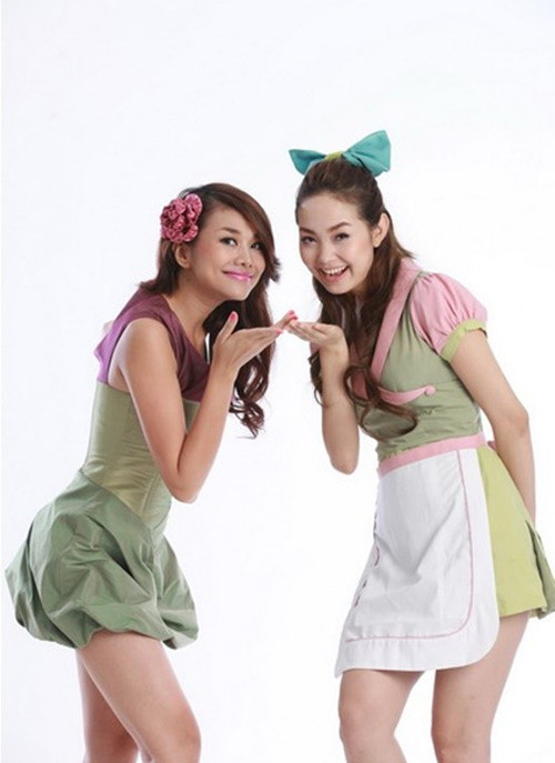 Thanh Hằng và Minh Hằng (phải) đều góp mặt trong phim điện ảnh Những nụ hôn rực rỡ năm 2010. Sau đó, hai mỹ nhân trở nên thân thiết. Ảnh: Khám Phá