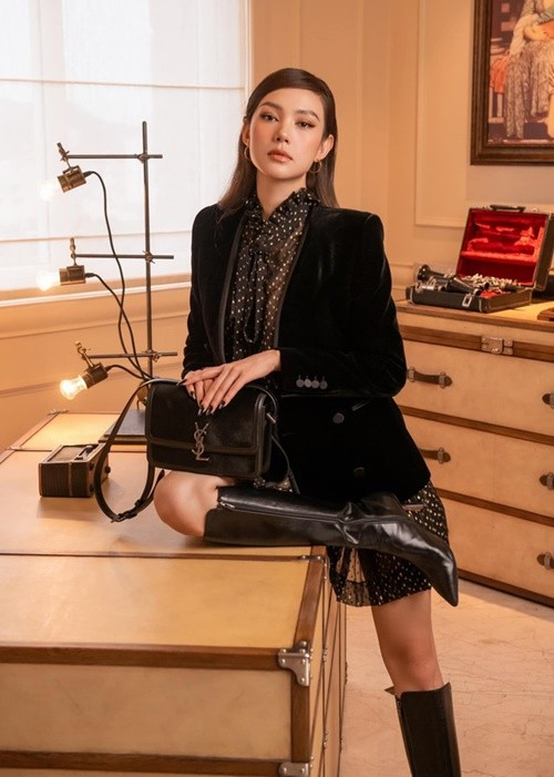 “Phú bà” Minh Hằng còn có xe sang, thường xuyên sử dụng đồ hiệu. Ảnh: FB Minh Hằng.