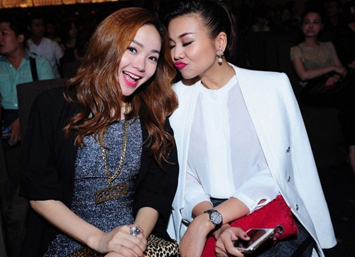 Năm 2018, Thanh Hằng và Minh Hằng cùng ngồi ghế nóng chương trình The Face. Ảnh: Saostar.