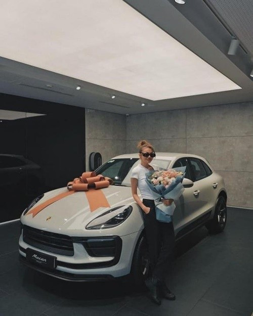 Nữ siêu mẫu thường tậu xe tiền tỷ. Ảnh: FB Thanh Hằng.