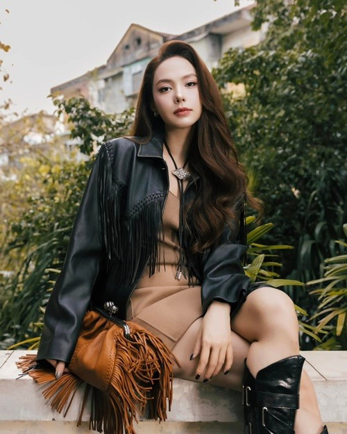 Được mệnh danh là "nữ hoàng quảng cáo", là ca sĩ đắt show, Minh Hằng có trong tay nhiều bất động sản như mảnh vườn rộng 2 ha để trồng cây trái ở Nhơn Trạch (Đồng Nai), một căn biệt thự tại quận 2, một căn hộ cao cấp rộng 125m2 với giá gần 20 tỷ đồng có tầm nhìn hướng sông Sài Gòn. Ảnh: FB Minh Hằng.