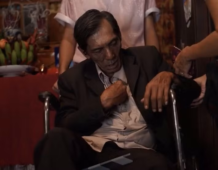 Sau đó, đoàn làm phim nhận thấy Thương Tín rất gần với nhân vật, vì vậy quyết định chia nhân vật nữ ban đầu thành 1 đôi vợ chồng. Chồng do diễn viên Thương Tín đóng và nghệ sĩ Thanh Hiền đảm nhận vai vợ. Ảnh: Dân Việt.