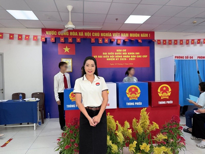Đi bầu cử, Trịnh Kim Chi chia sẻ: “Một buổi sáng đi bỏ phiếu cùng bà con khu phố. Đơn giản mà ấm áp. Mọi người ai cũng vui vẻ, dễ thương”. Ảnh: FB Trịnh Kim Chi.