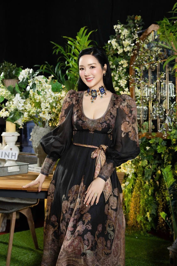 Sau nhiều năm kinh doanh, hoạt động trong showbiz, Giáng My hiện tại là một 'phú bà'. Cô sống trong căn biệt rộng 1.000m2, thường xuyên sử dụng đồ hiệu.