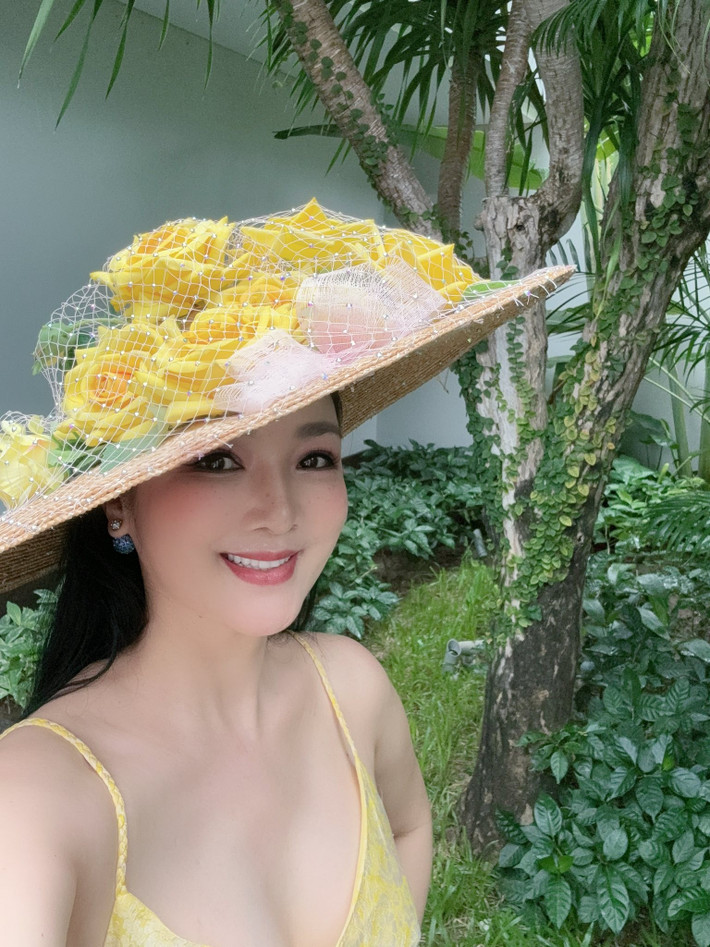 Tuổi 54, Giáng My thường xuyên đi du lịch, nghỉ dưỡng cùng người thân, bạn bè.