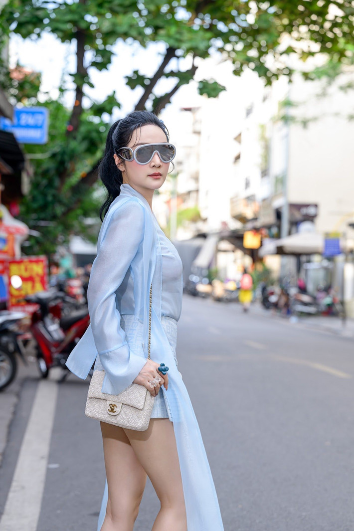 Giáng My trẻ trung, gợi cảm, không thua kém các cô gái đôi mươi.