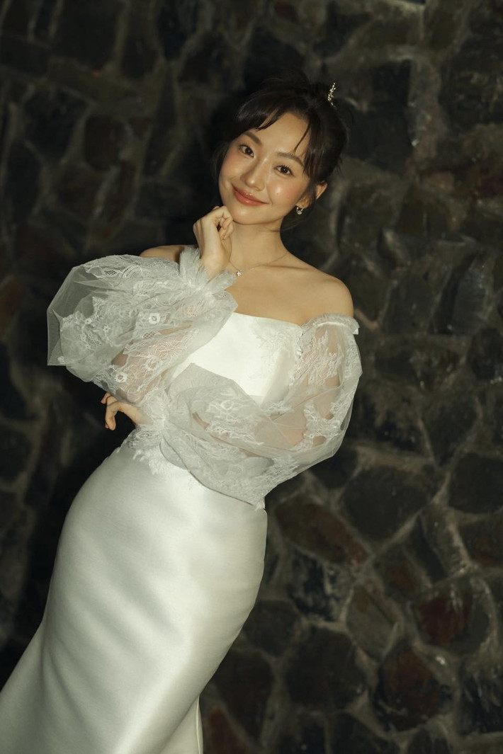 Nhiều người nhận xét Hoàng Hà sở hữu vẻ đẹp gây thương nhớ. Bản thân nữ diễn viên cho biết, không ý thức được rằng mình đẹp. Ảnh: FB Hoàng Hà.