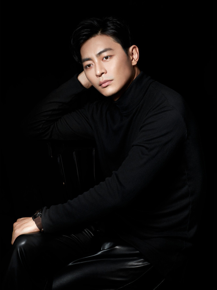 Diễn viên Quốc Huy gây ấn tượng với diện mạo nam tính, phong thái điềm đạm, tạo sức hút theo cách rất riêng.