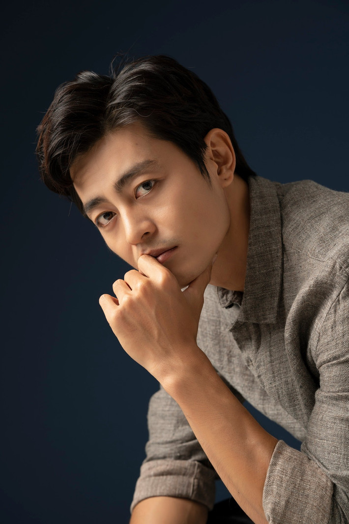 Quốc Huy tốt nghiệp Trường Đại học Sân khấu – Điện ảnh TP.HCM. Anh từng trải qua giai đoạn âm thầm tích lũy kinh nghiệm trước khi được khán giả chú ý rộng rãi hơn.